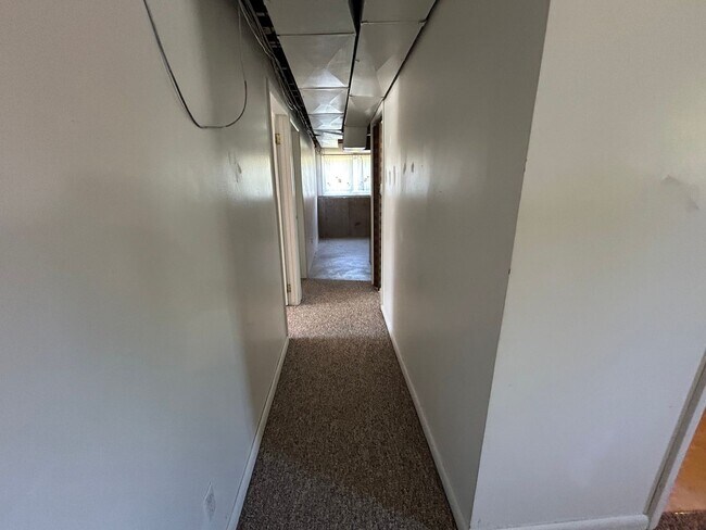 Building Photo - 5 Bed 2 Bath Home with 2 Car Attached Gara...