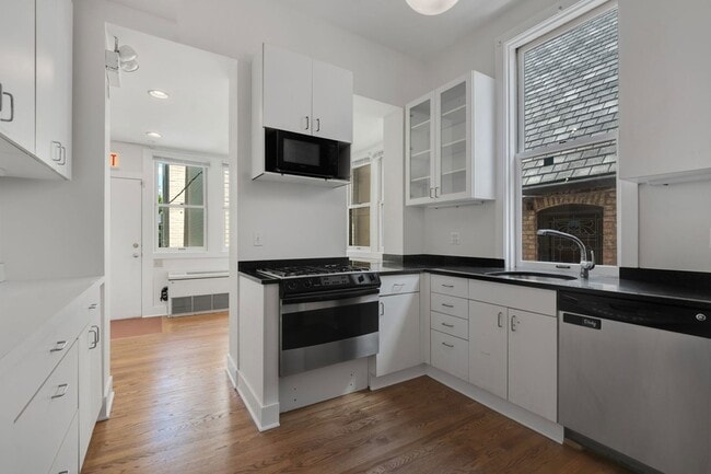 Building Photo - 532 W Fullerton Pkwy
