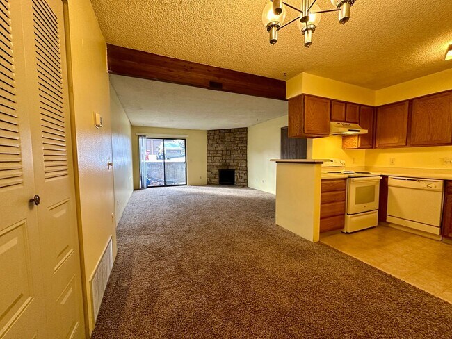 Building Photo - Lovely 1 Bedroom, 1 Bathroom Lakewood Cond...