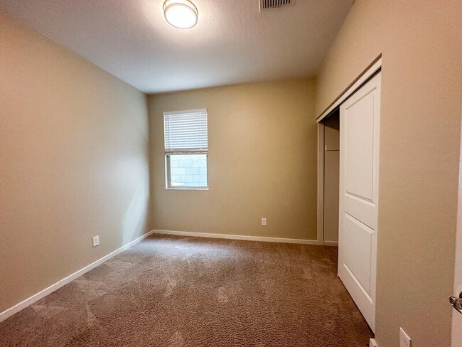 Building Photo - 40523 W Shaver Dr