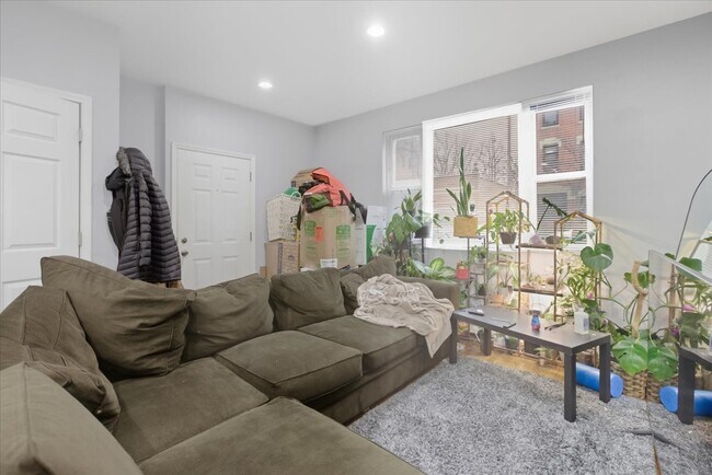 Building Photo - 518 N May St