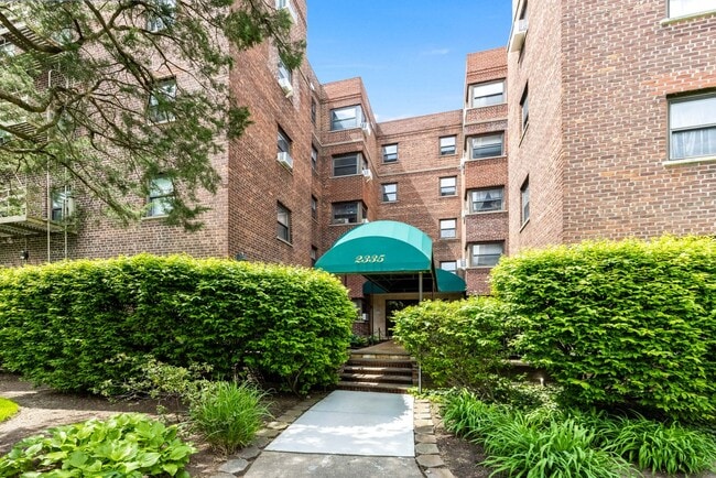 Building Photo - 2335 Hudson Terrace