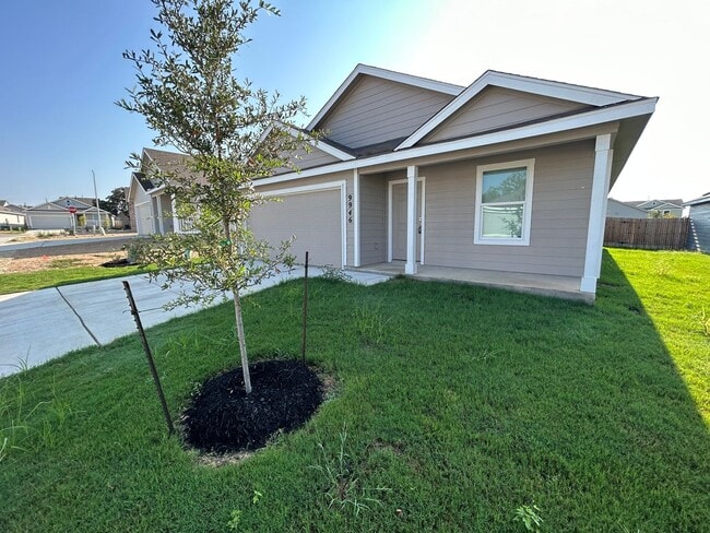 Building Photo - Modern 4-Bedroom Living with Community Pool Access!