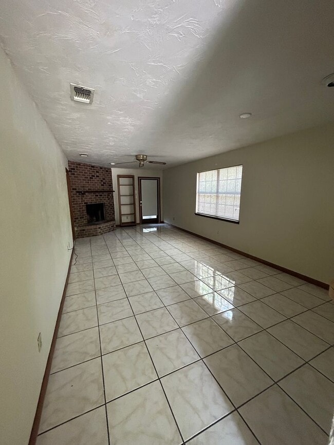 Building Photo - Large 2/2 flat, walking distance to Capita...