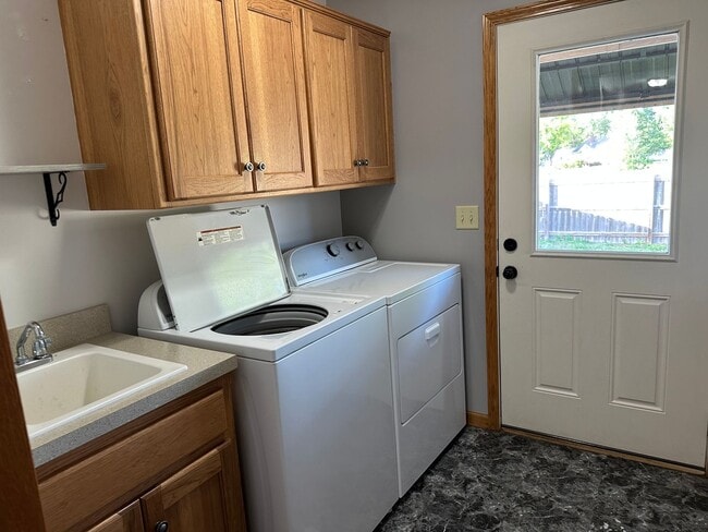 Building Photo - GREAT FAMILY HOME!