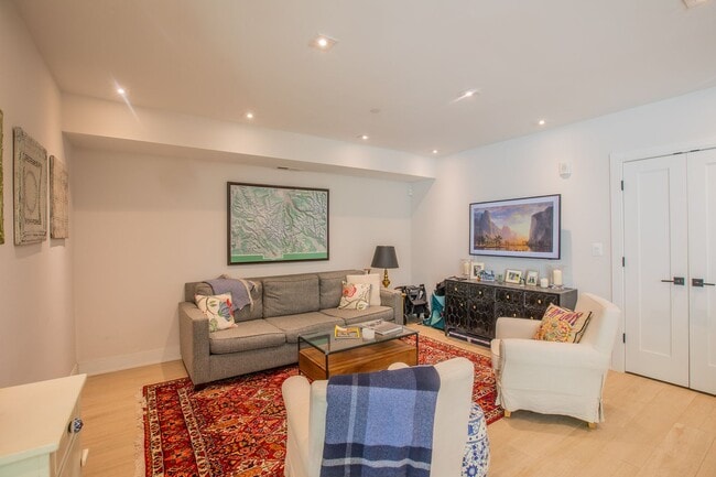 Building Photo - Stunning 2 BR/2 BA Condo in Lanier Heights!