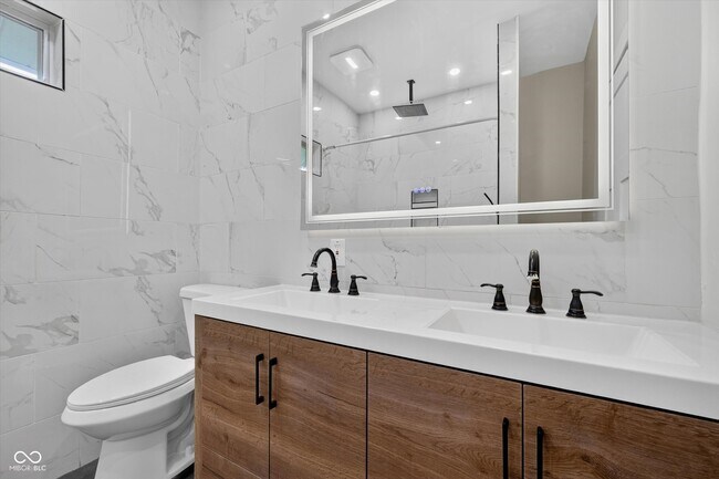 Building Photo - 320 W 39th St