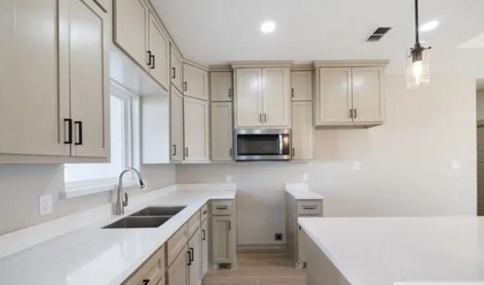 Building Photo - 1004 Gabriela St