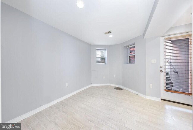 Building Photo - 117 R St NW