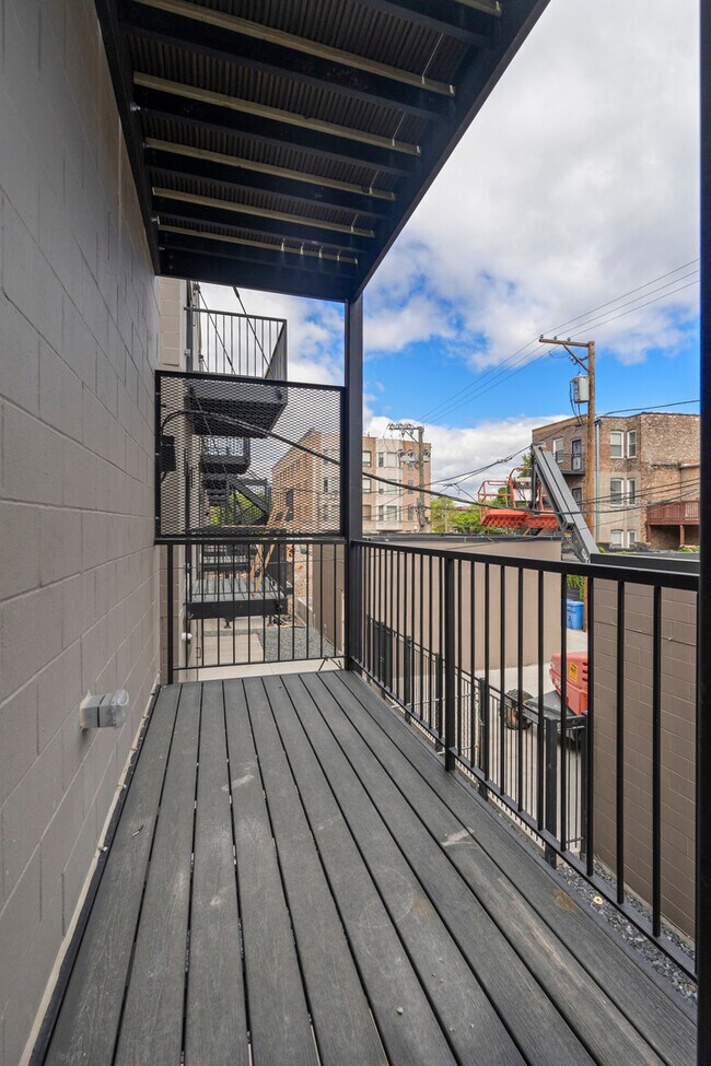 Building Photo - 420 E 50th Pl