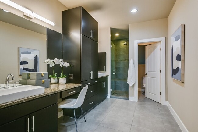 Building Photo - Lovely Hillside Condo on 2222