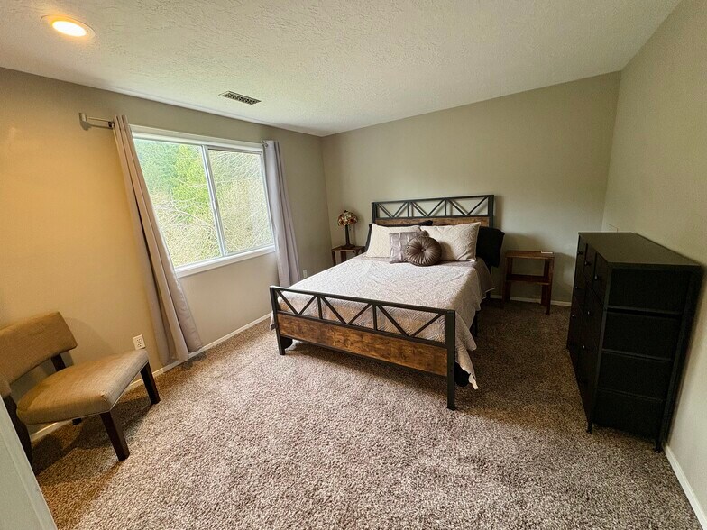 Building Photo - 7766 SW Bayberry Dr