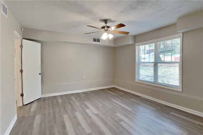 Building Photo - 4171 Woodcrest Dr