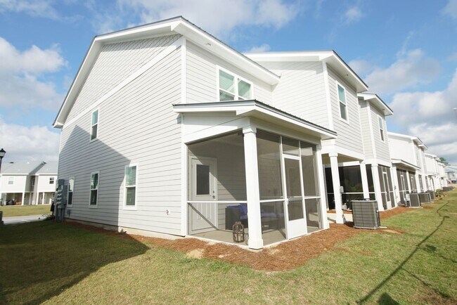 Building Photo - Great Location in Freeport