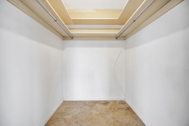 Building Photo - 2400 NE 36th St