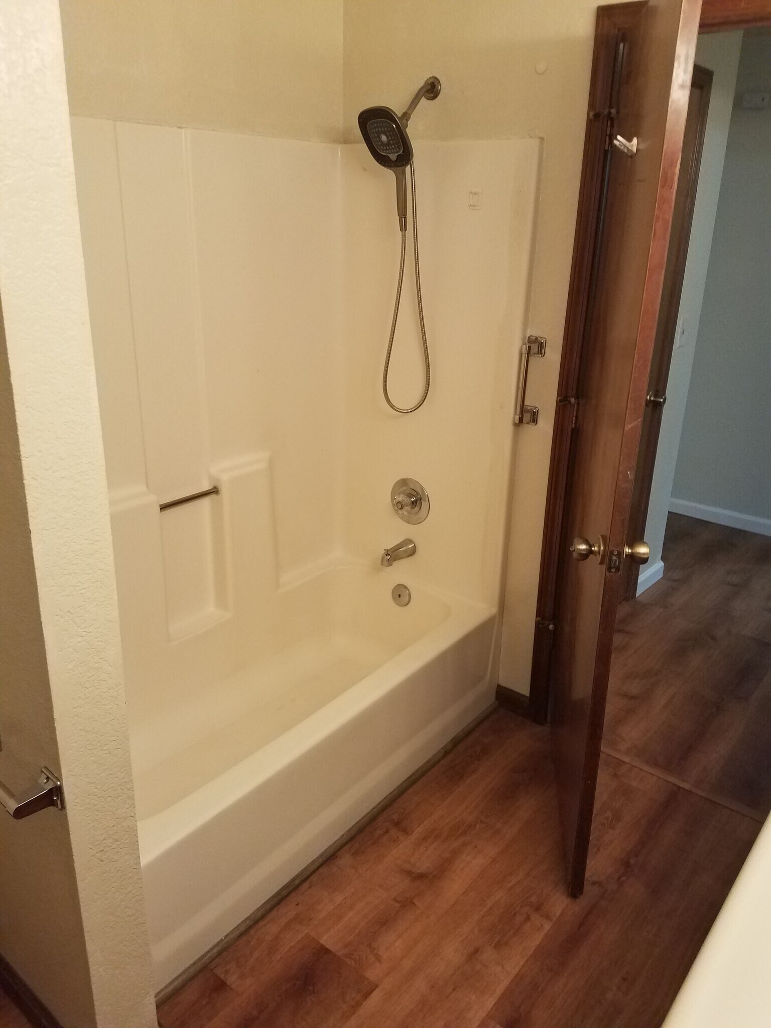 Shower/bathtub - 118 W Beverly Pl