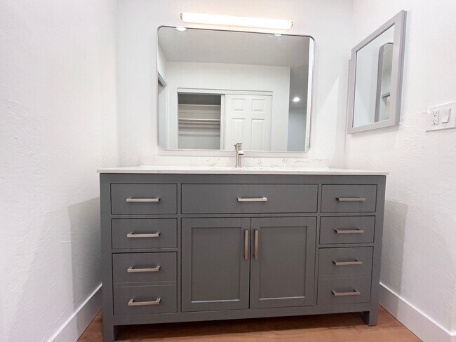 Building Photo - Newly Remodeled Duplex for Rent in Central Davis