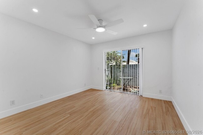Building Photo - 897 Dickens Pl