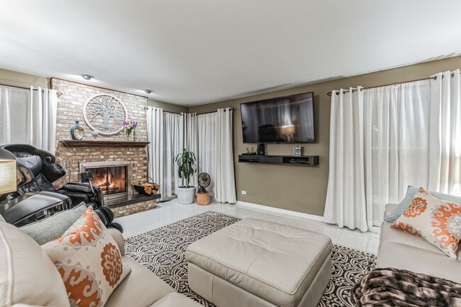 Building Photo - Fully Furnished 4 Bedroom 2.5 bathroom home in Bloomingdale