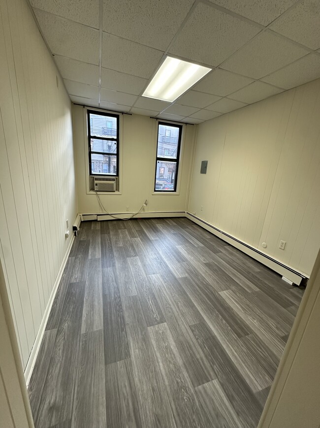 Building Photo - 818 22nd St