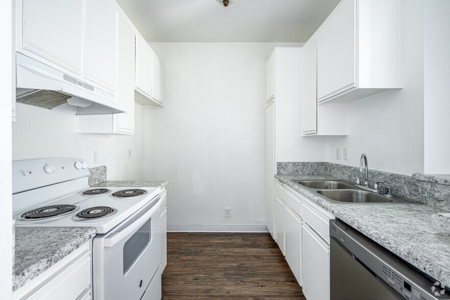 2BR, 1BA - 800SF - Kitchen - Magnolia Villas