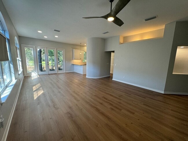 Building Photo - Stunning 3/2 in Haile