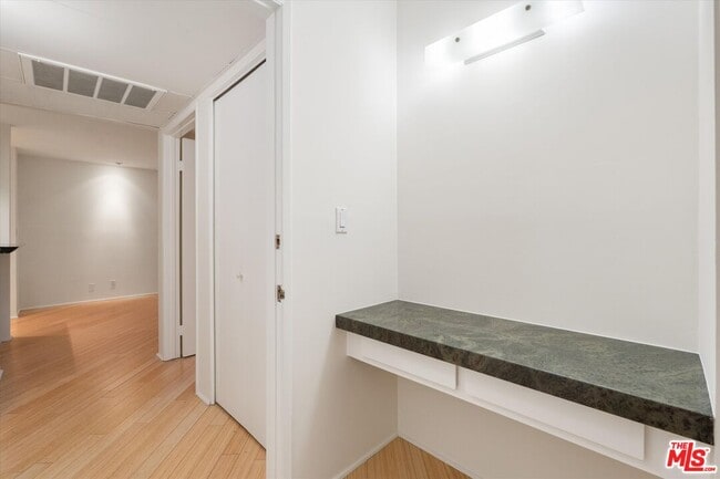 Building Photo - 429 N Oakhurst Dr