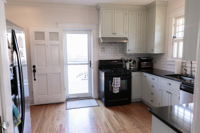 Building Photo - 881 Chester Rd