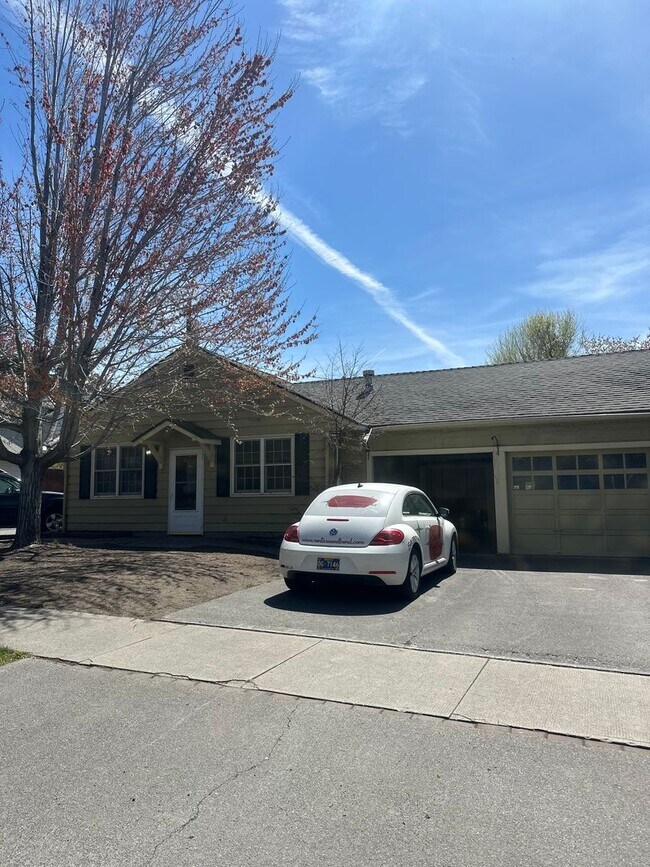 Building Photo - 245 NW Tumalo Ave