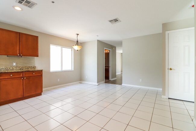 Building Photo - Tropical Dunedin Rental