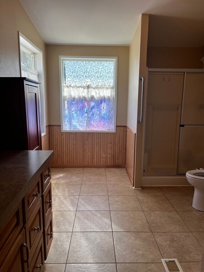 Building Photo - Spacious 3 bed/2bath in Town, Month-to-Month or long term lease.