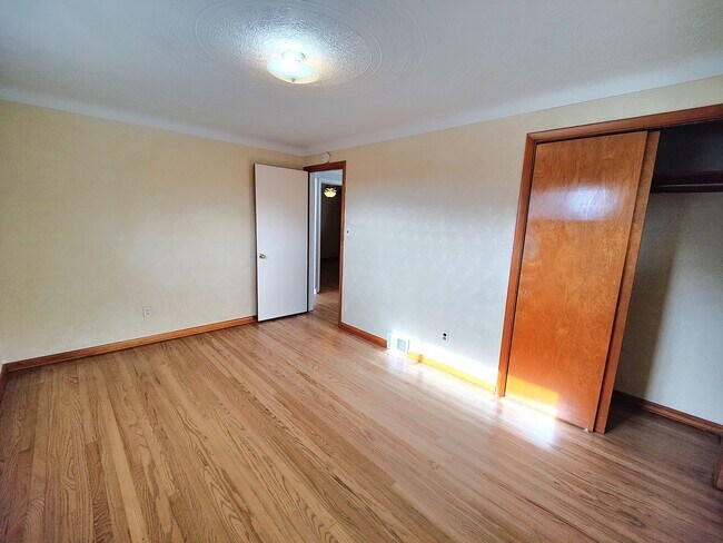 Building Photo - *Well-Maintained & Spacious 3BD/1.5BA Single Family Home Available in Baldwin*