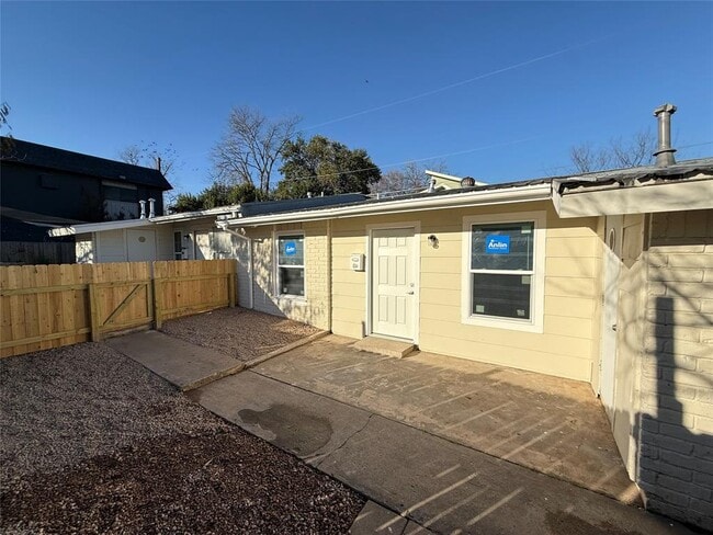 Building Photo - 6510 Hickman Ave