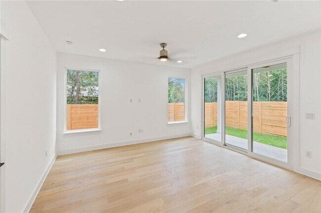 Building Photo - 3321 Hemlock Ave