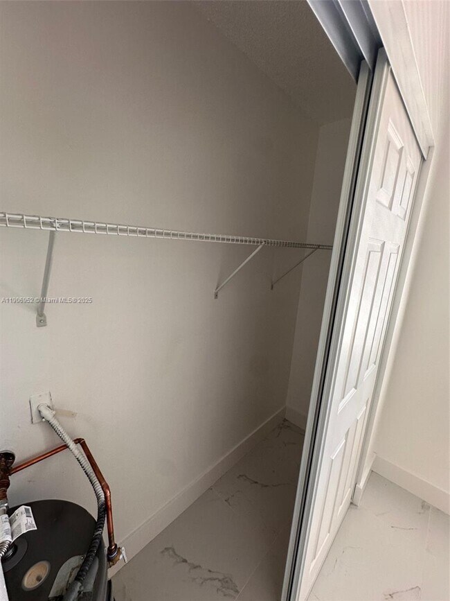 Building Photo - 1021 Twin Lakes Dr