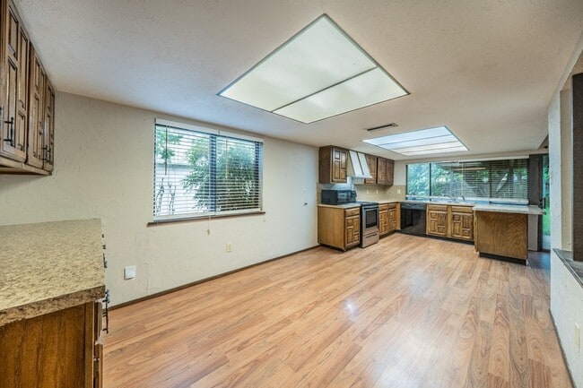 Building Photo - Move-In Ready 3-bed 2-bath!