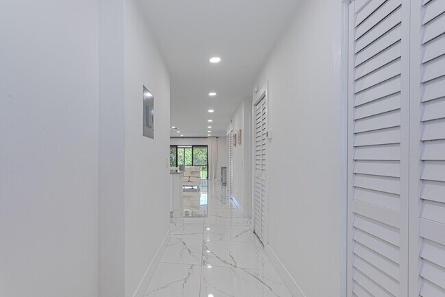 Building Photo - 8545 Casa Del Lago