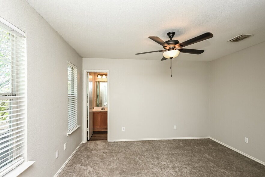 Building Photo - 1424 Pine Ln