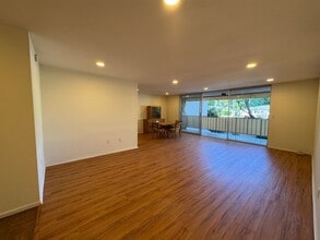 Building Photo - Large 2 bed 2 bath