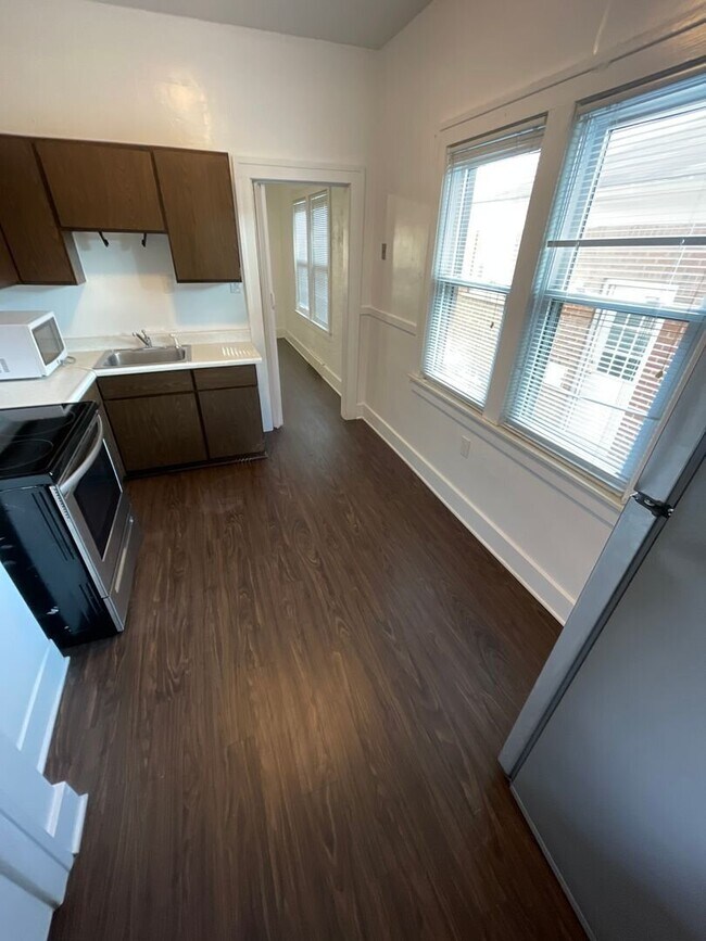 Building Photo - 2 Bedroom 1 Bathroom Multi-Family Home in Allen Park- 1st Floor Flat