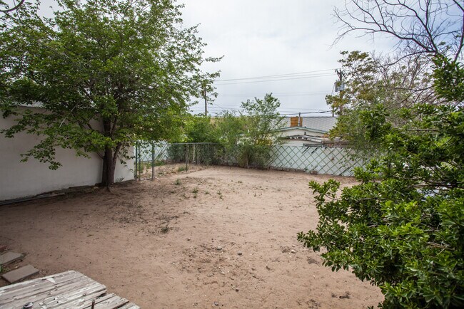 Building Photo - EDo BRICK BUNGALOW 1/BD 1/BA 1/CG