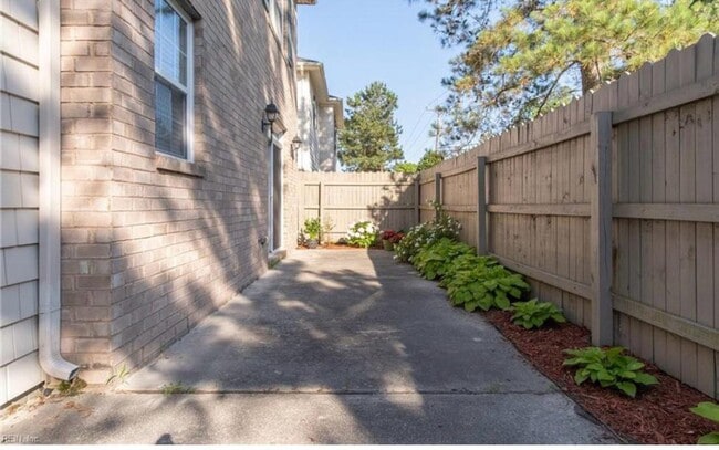 Building Photo - 430 Blue Beech Way