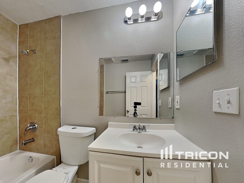 Building Photo - 11511 Blackbark Dr