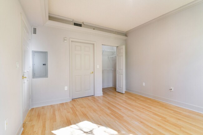 Building Photo - 533 NE 3rd Ave