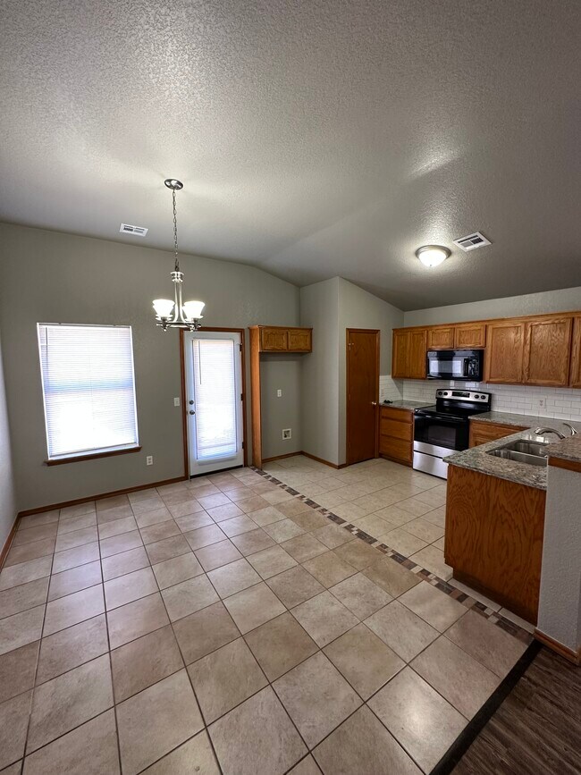 Building Photo - 2004 Cloverdale Ln