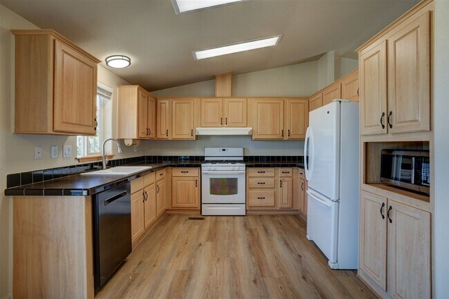 Building Photo - 3 Bedroom, 2 Bath Home with Views of Willo...