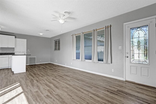 Building Photo - 949 SE 10th Ct