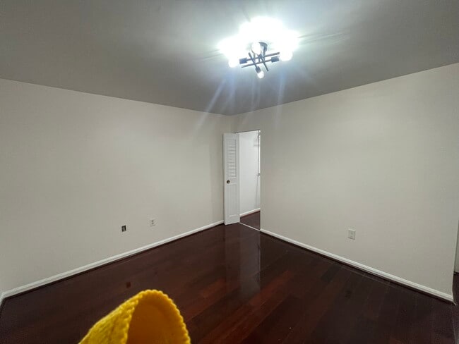 Building Photo - 14 Canterbury Sq