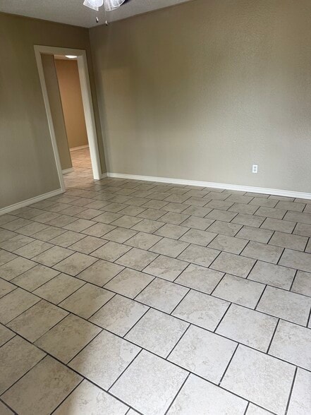 Building Photo - 1701 N Mockingbird Ln