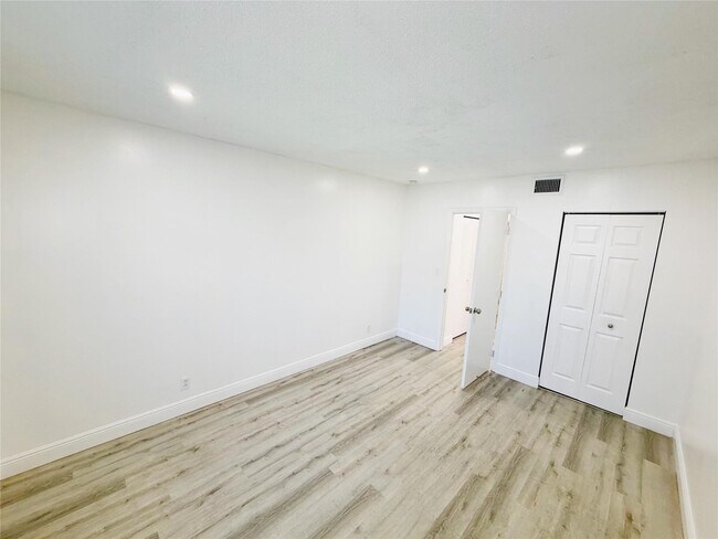 Building Photo - 2710 Riverside Dr